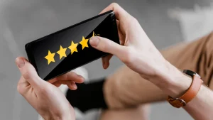 Ikona cyfrowych recenzji i gwiazdek wpływających na postrzeganie marki