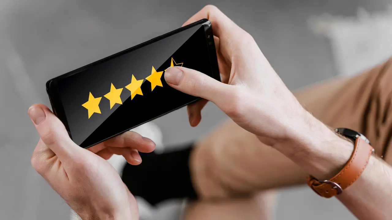 Ikona cyfrowych recenzji i gwiazdek wpływających na postrzeganie marki